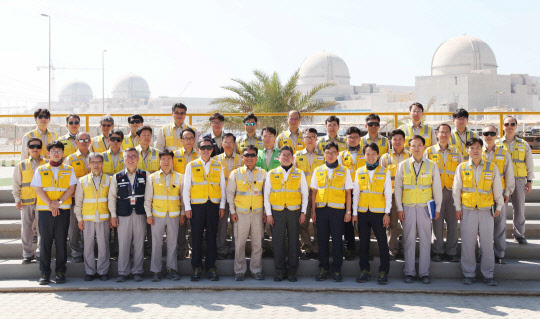 정승일 산업통상자원부 차관(앞줄 왼쪽 일곱번째)이 9일(현지시간) 오후 아랍에미리트(UAE) 바라카 원전 건설현장을 방문해 공정현황을 점검하고 현장 임직원들과 기념촬영하고 있다. <산업통상자원부 제공>